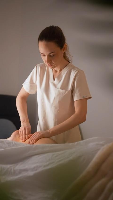 Preparação de massagem Ayurveda com óleos essenciais em Lisboa