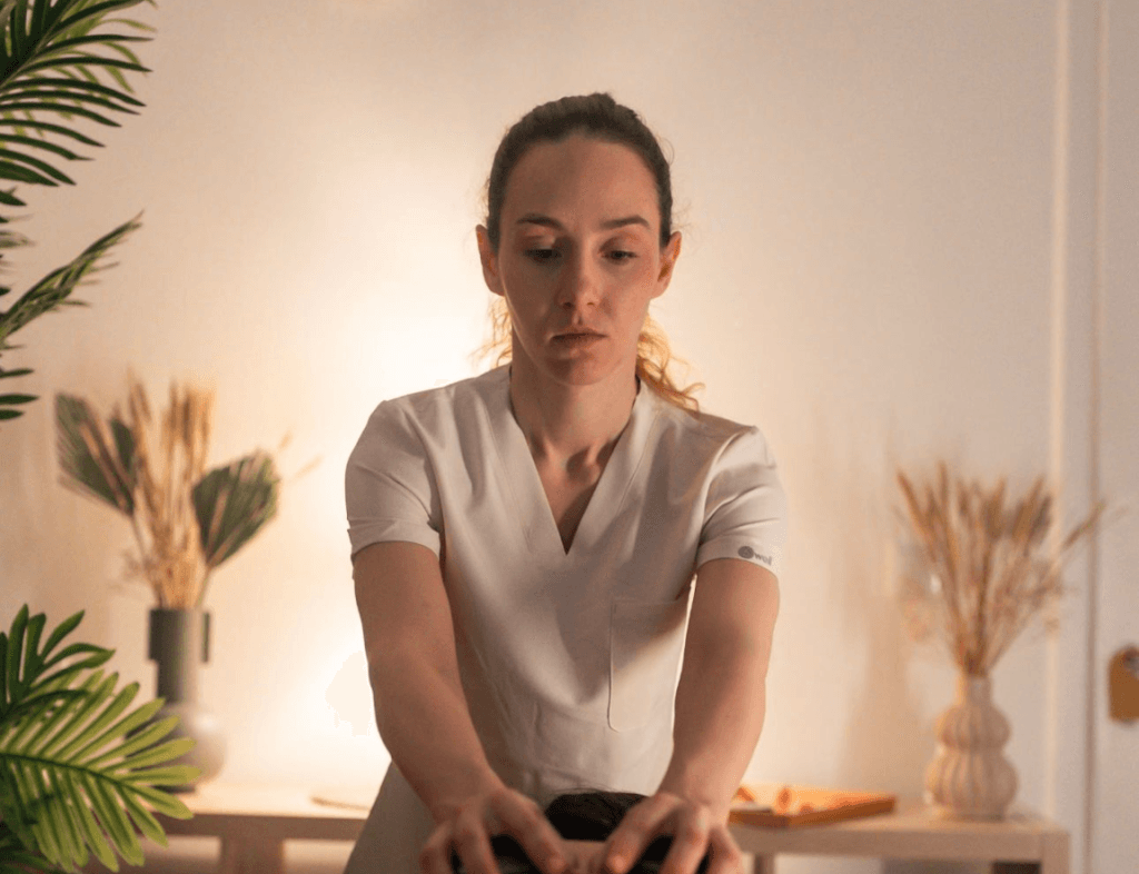 Diana Ferreira, terapeuta de massagem certificada da WellZen, no estúdio em Lisboa Saldanha